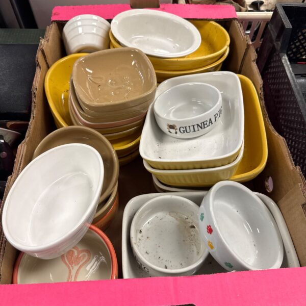 Tray of assorted vintage ceramic bowls in various colours.
