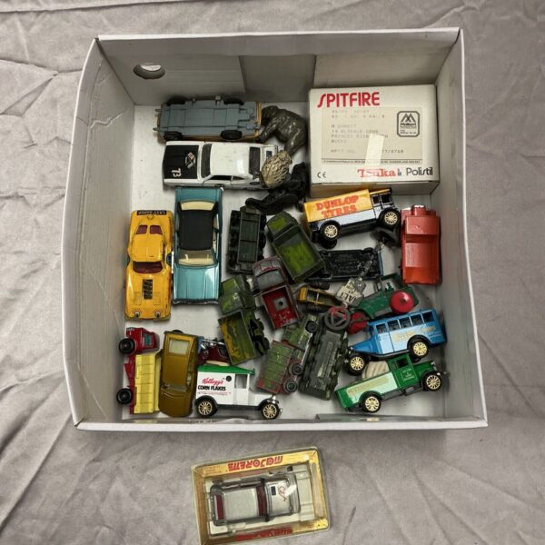 Box of assorted diecast model vehicles including advertising lorries and vans