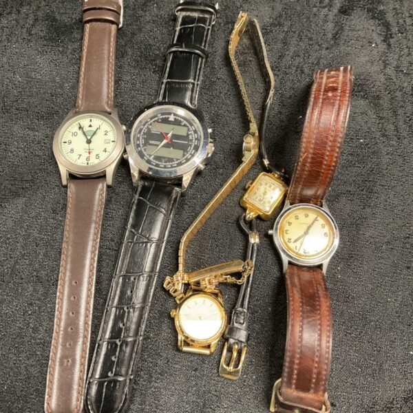 Tray of assorted vintage and modern wristwatches for collectors.