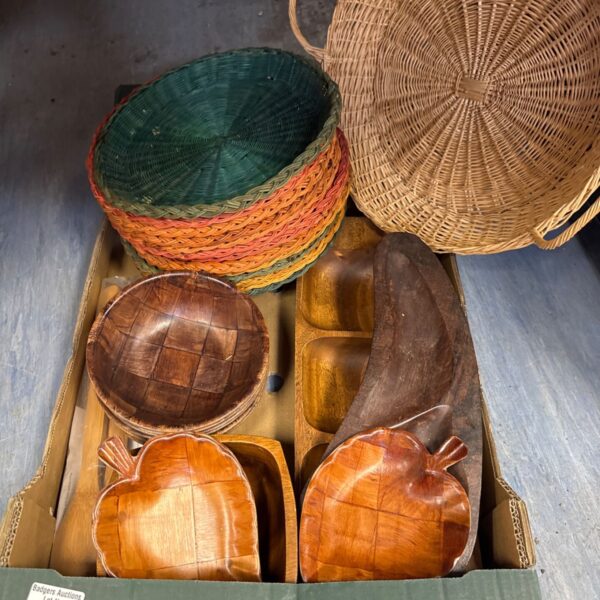 Assorted baskets and wooden bowls in a mixed lot.