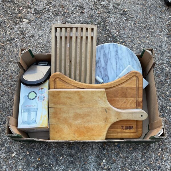 Mixed lot of breadboards and marble chopping boards for kitchen use.