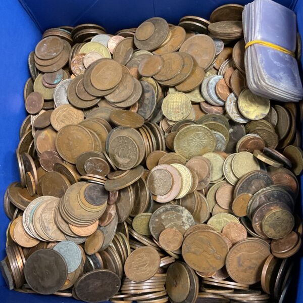 Large lot of mixed copper and brass coins for collectors.