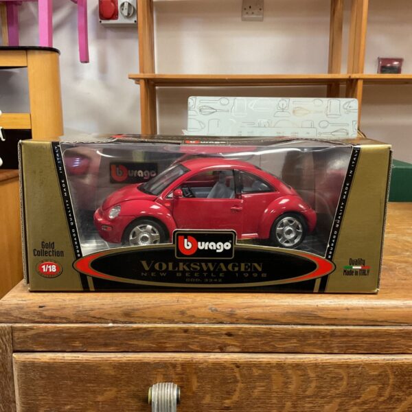 Red Burago 1/18 scale Volkswagen New Beetle 1998 diecast model in original box