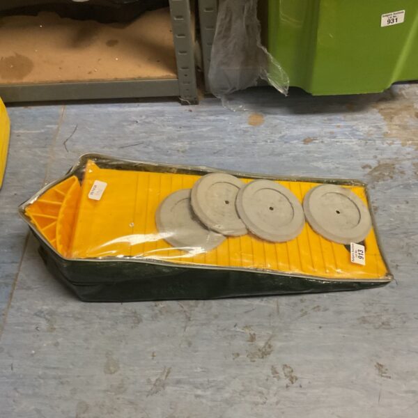 Camco 44573 Tri-Leveler yellow levelling ramp with four grey discs in carry bag