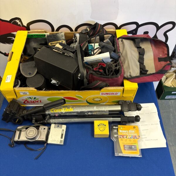 Mixed lot of cameras, camera bags, tripod and memory stick in auction box