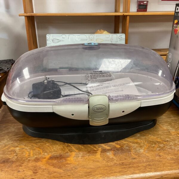 Classic Cuisine TT-100 electric vacuum Stay Fresh Box with clear domed lid