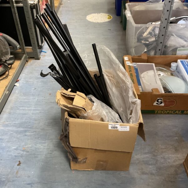 Disassembled clothes organiser with metal poles and plastic connectors.