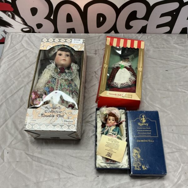 Three boxed collectors dolls including Regency and Leonardo Collection porcelain dolls