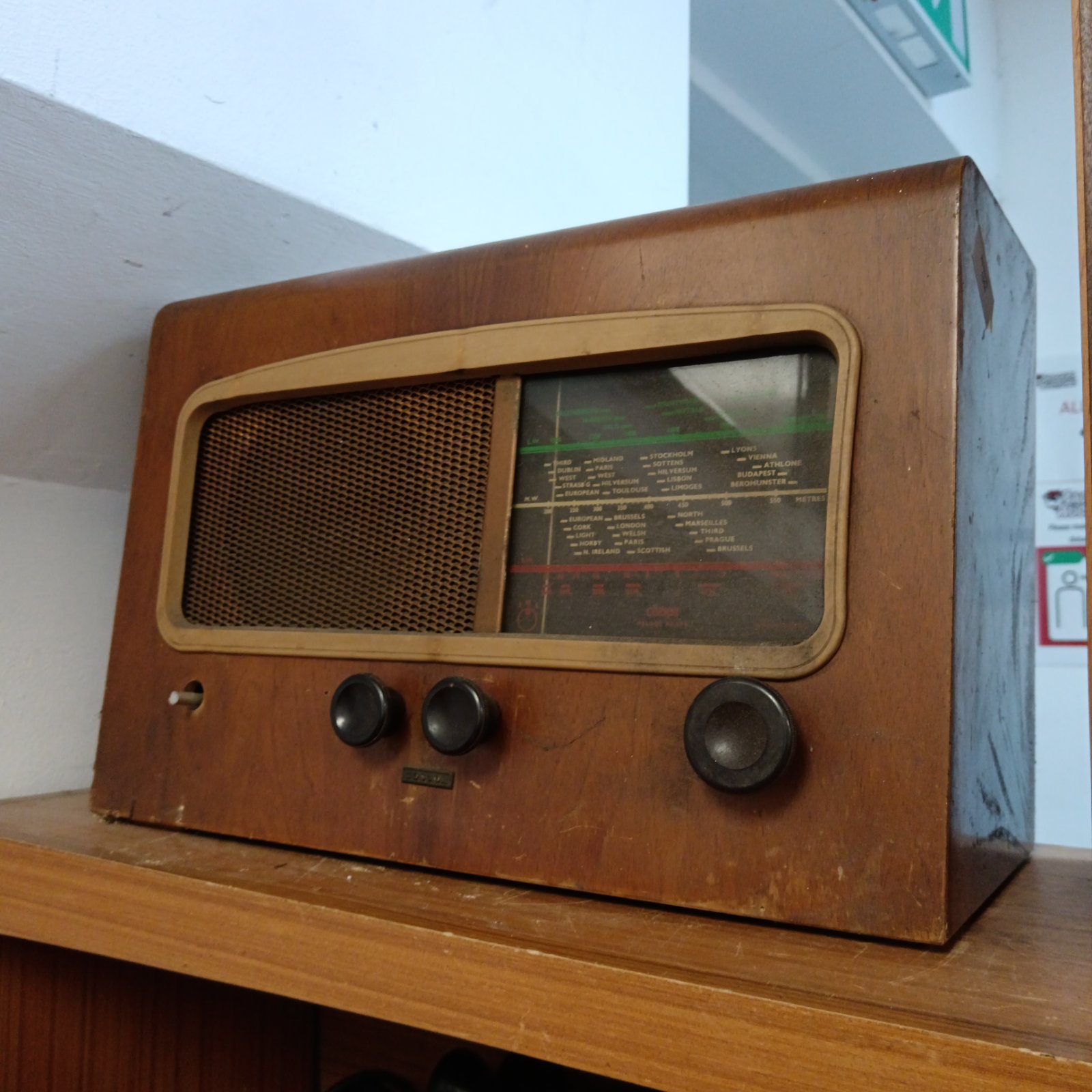Vintage Cossor Melody Maker 500 valve radio in wooden cabinet.