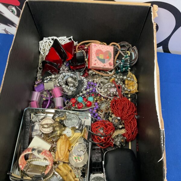 Costume jewellery lot with necklaces, brooches and watches.