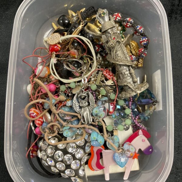 Mixed lot of vintage costume jewellery on a tray.