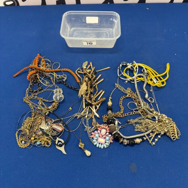 Lot of thirty costume jewellery necklaces with varied designs and colours.