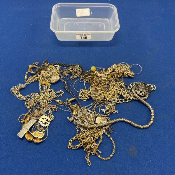 Lot of thirty assorted costume jewellery necklaces with gold tones.