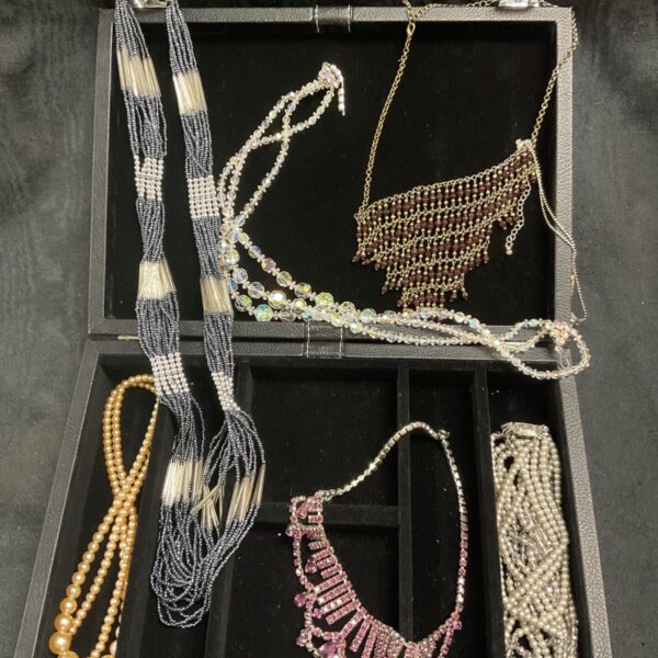 Costume jewellery necklaces lot, featuring pearls and beads.