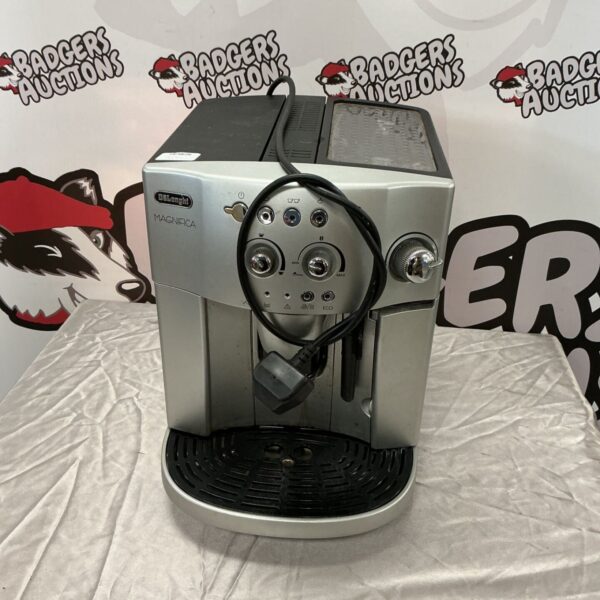 Silver DeLonghi Magnifica coffee machine with black drip tray