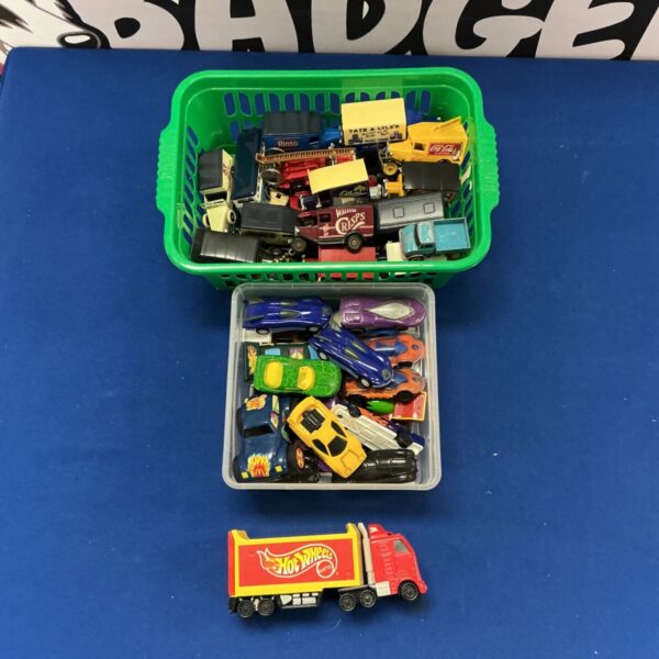 Mixed lot of diecast cars including Hot Wheels and Lledo vehicles.