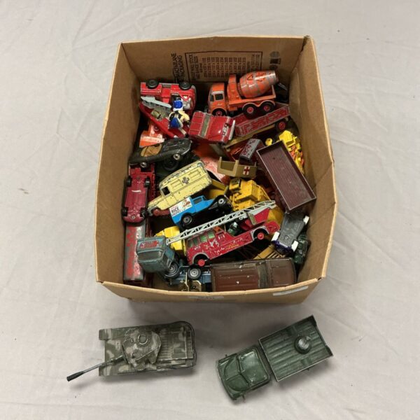 Mixed lot of vintage diecast model cars and trucks.