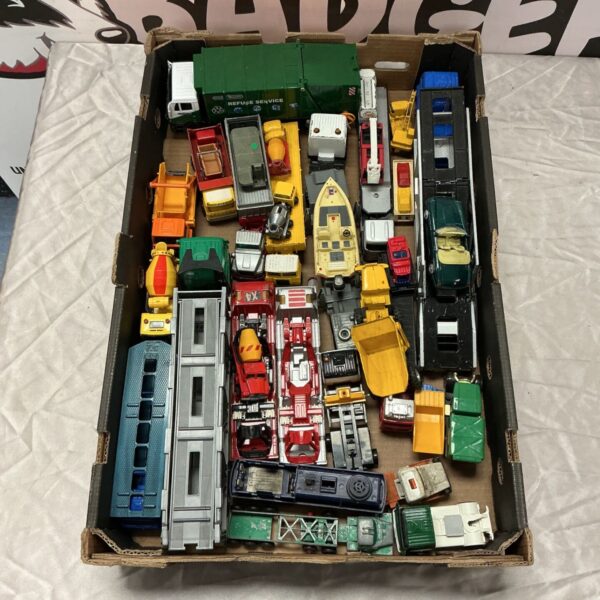 Tray of assorted diecast trucks including Matchbox and Maisto vehicles