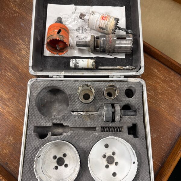 Drill hole saw set in a silver metal carrying case.