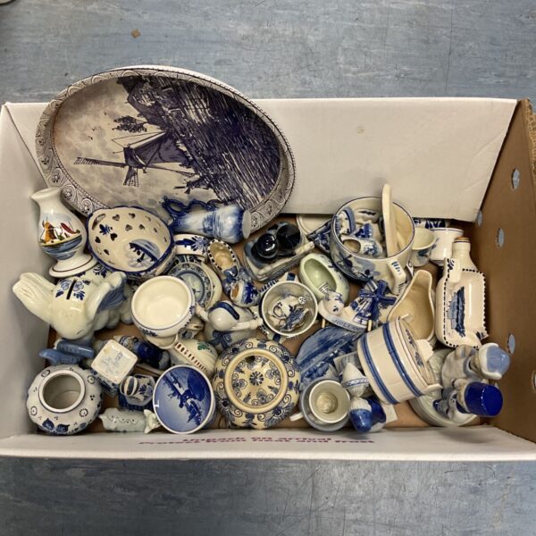 Large box lot of Dutch Delft blue and white collectables and ceramics