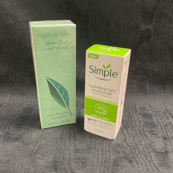 Elizabeth Arden Green Tea spray and Simple moisturiser set.