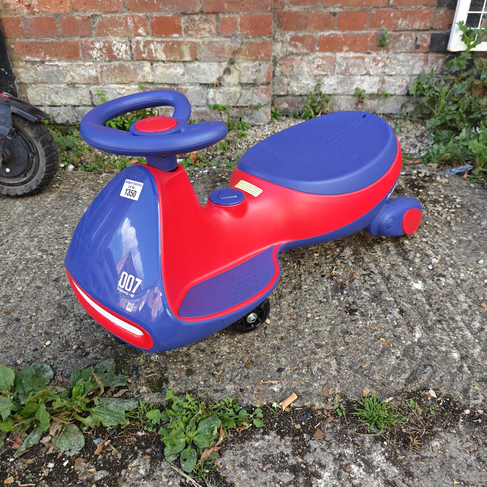 Red and blue Fanttik Nemo-N7 child's scooter for toddlers.