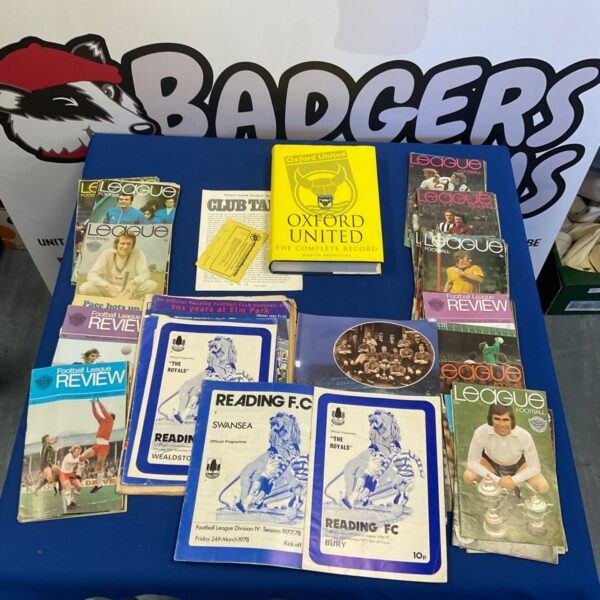 Football memorabilia lot with Reading programmes, League Football magazines and Oxford United book