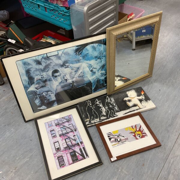 Collection of framed prints including Banksy and Roy Lichtenstein style artwork.
