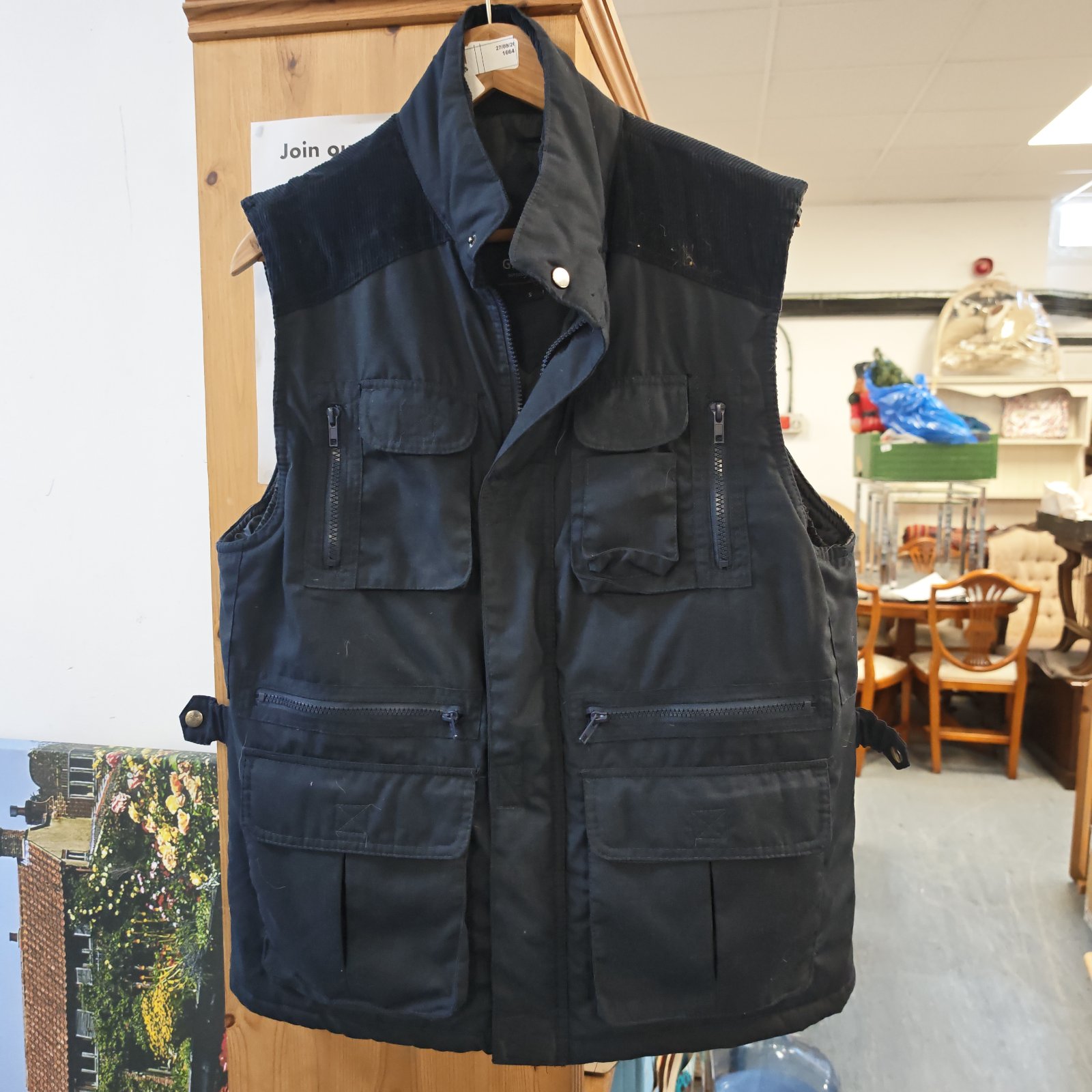 Black Gillicci gilet size S with multiple pockets.