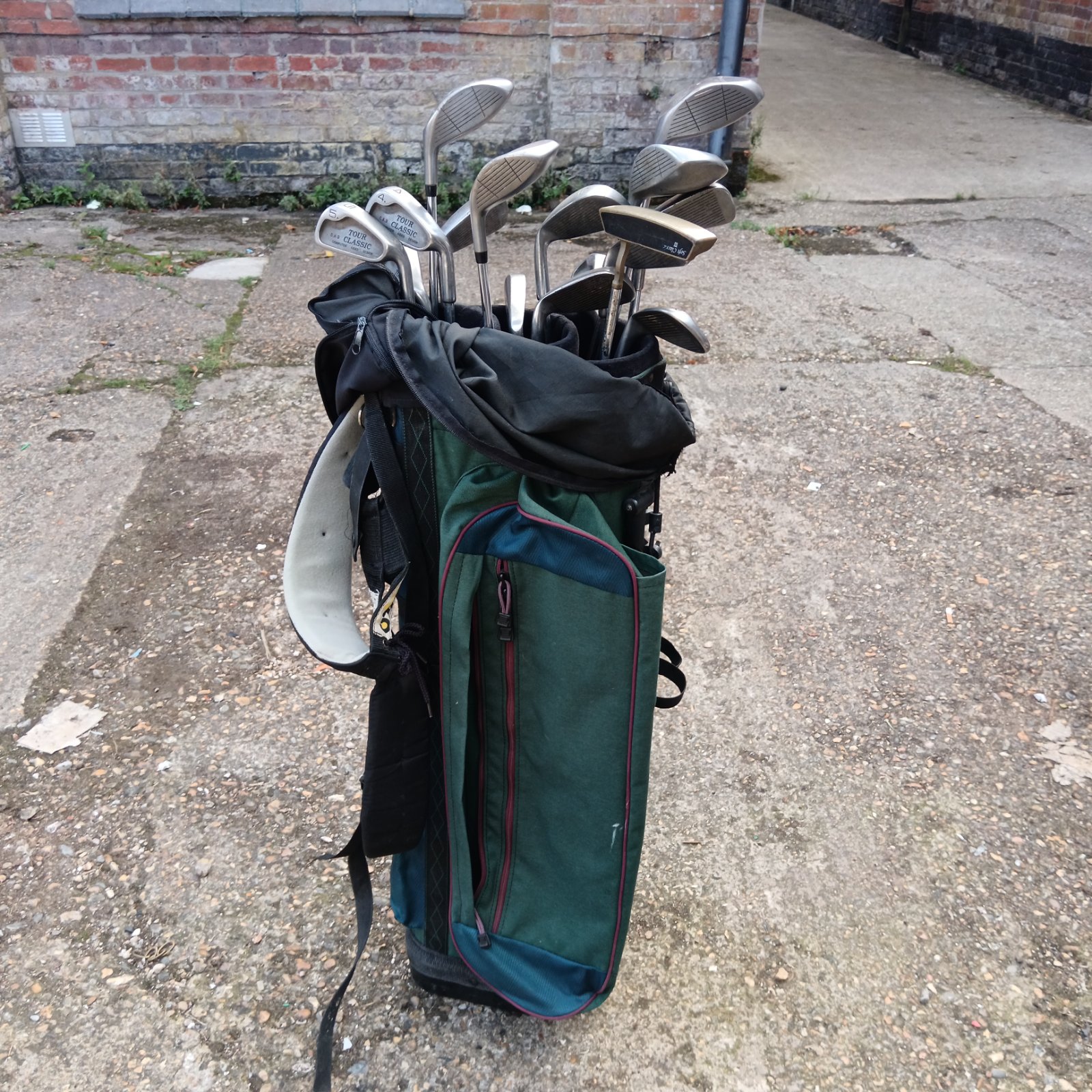 Vintage golf clubs and bag, Dynacraft and Tour Classic brands.