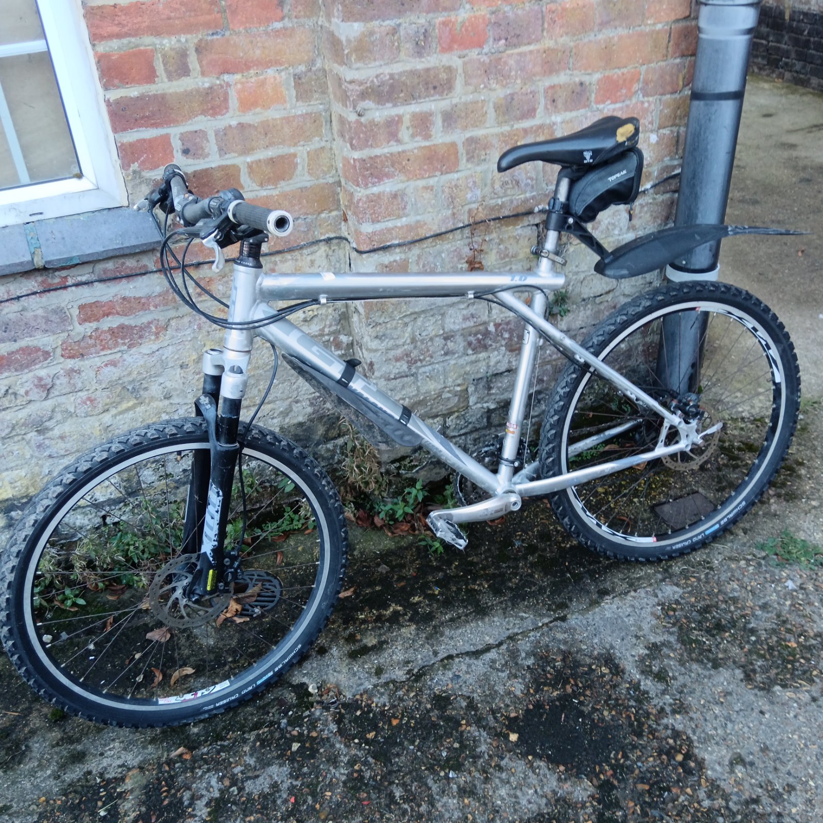 Silver GT 1.0 mountain bike with front suspension and disc brakes