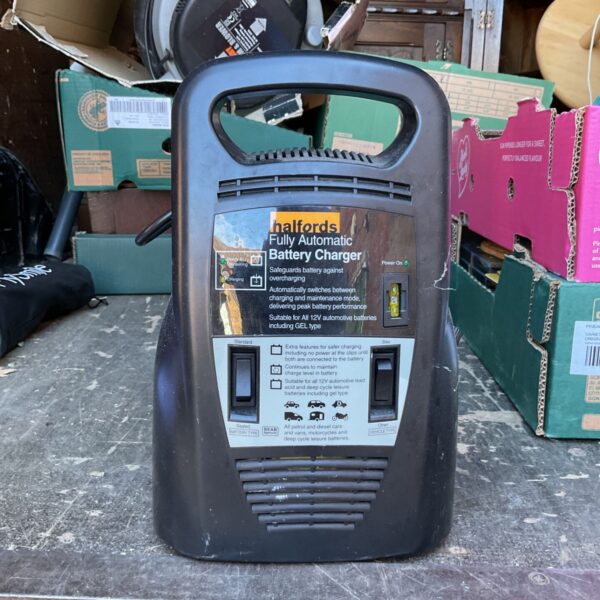 Halfords fully automatic battery charger front view.
