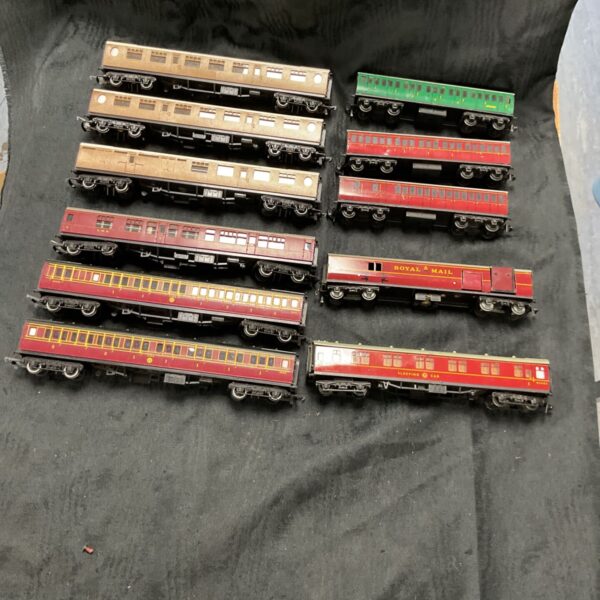 Vintage Hornby Dublo OO Gauge carriages lot, including Royal Mail carriage.