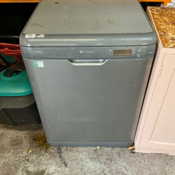 White Hotpoint ultimate dishwasher in a used condition.