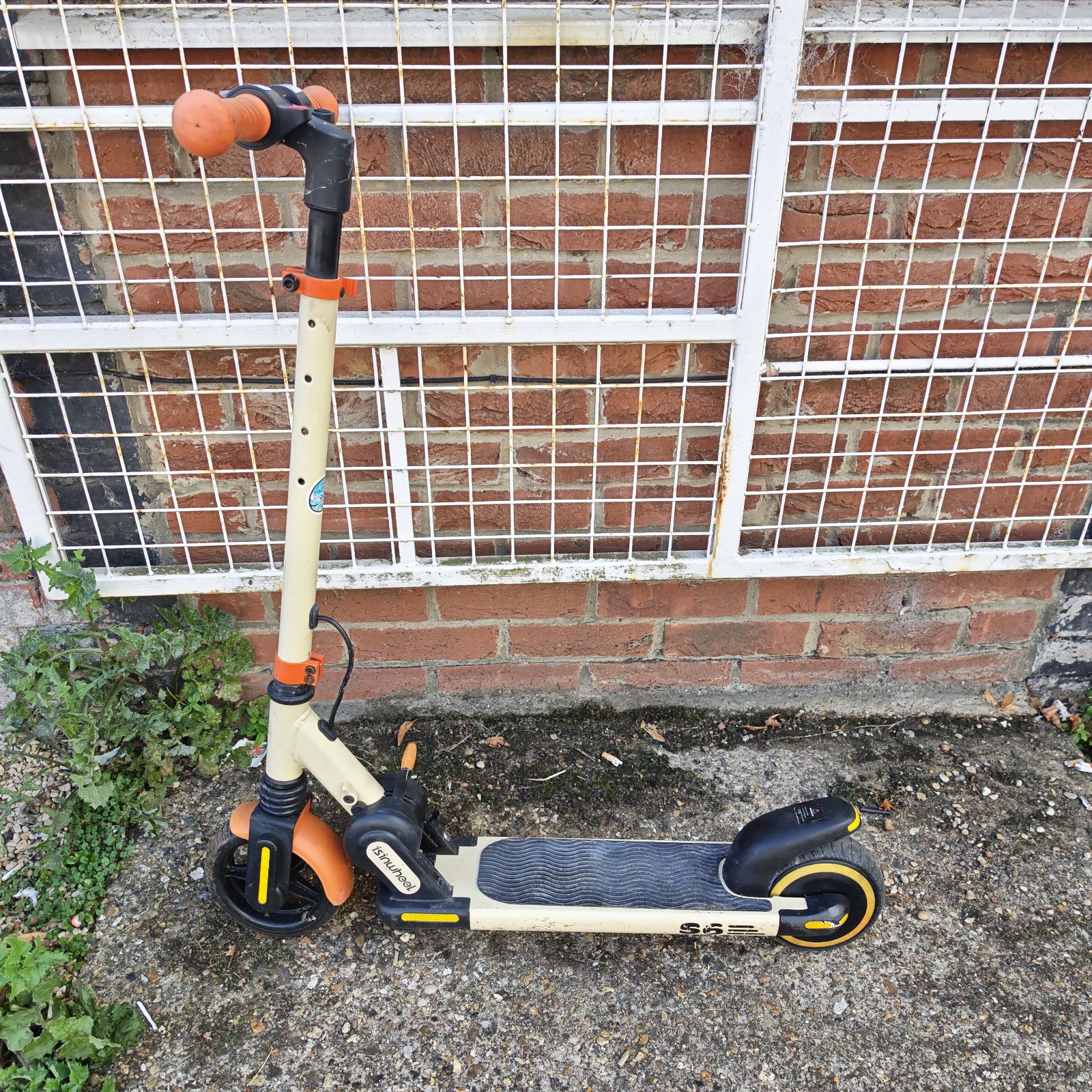 Isinwheel S6 electric scooter for kids, side view.