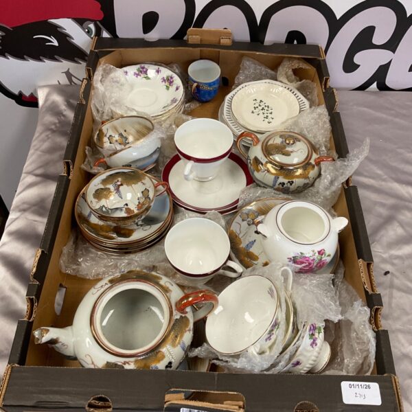 Tray of mixed Japanese porcelain tea ware with gilt-decorated teapot and cups