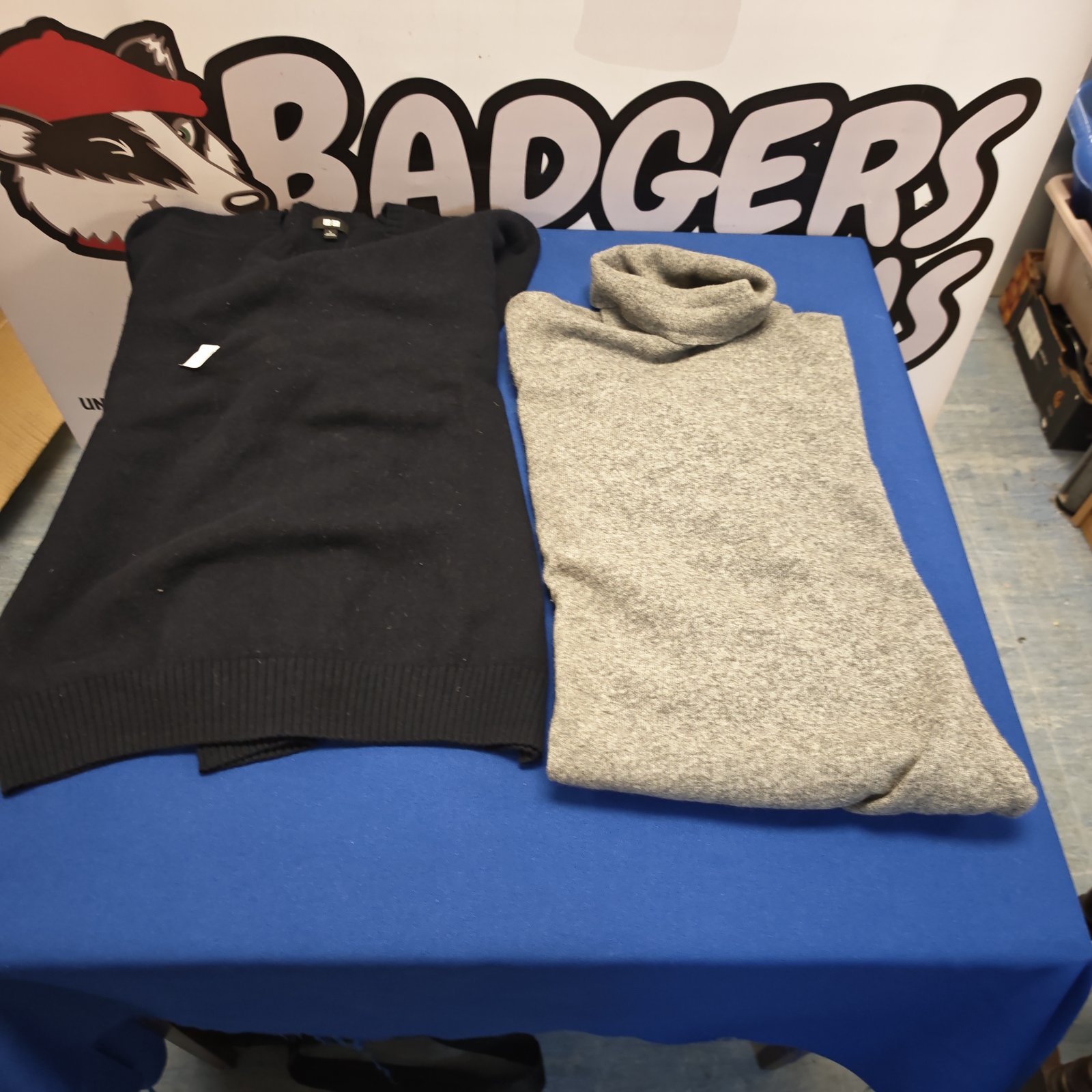 Grey and black jumpers lot size L for men.