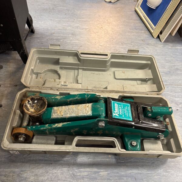 Kamasa 2 ton hydraulic trolley jack resting in grey carrying case