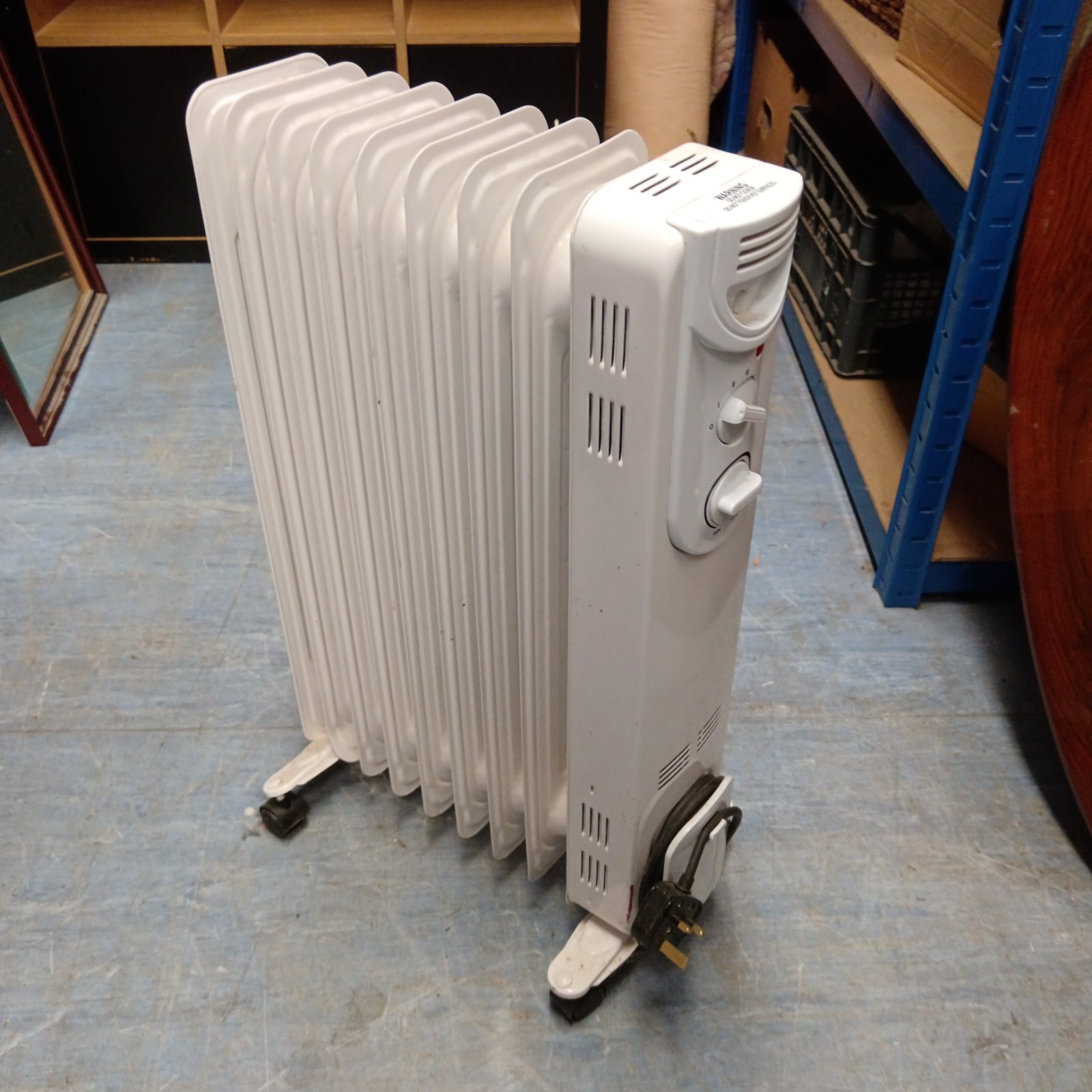 White Kingfisher oil filled radiator with adjustable settings.