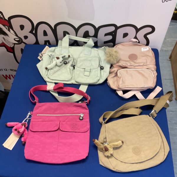 Four Kipling shoulder bags in a lot, vintage style.
