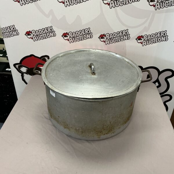 Large aluminium cooking pot with lid, ideal for kitchen use.