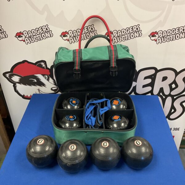Hemselite Classic Deluxe lawn bowls set with carrying bag.