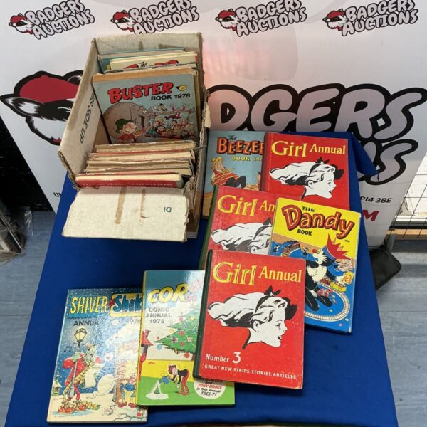 Box of assorted annuals, some vintage, including Beezer, Dandy, Girl, Buster…