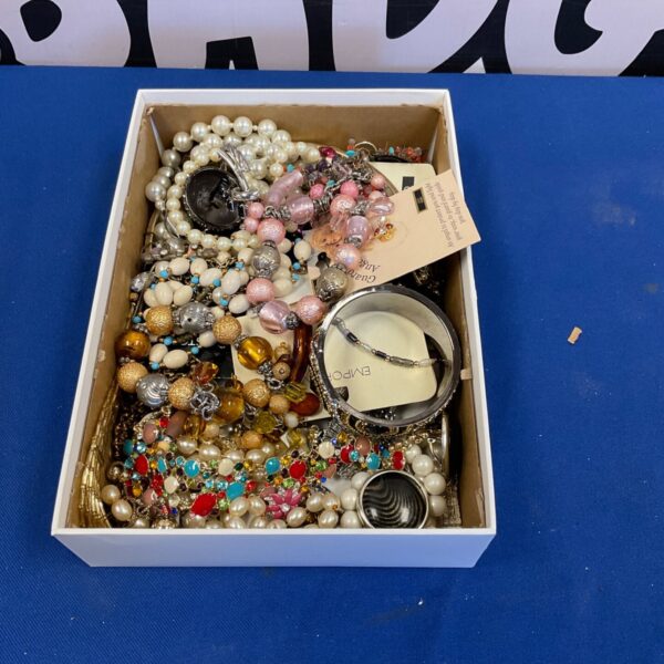 Tray of costume jewellery