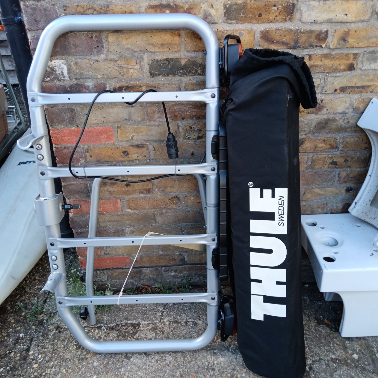 Thule Ranger 90 tow ball luggage rack & bag