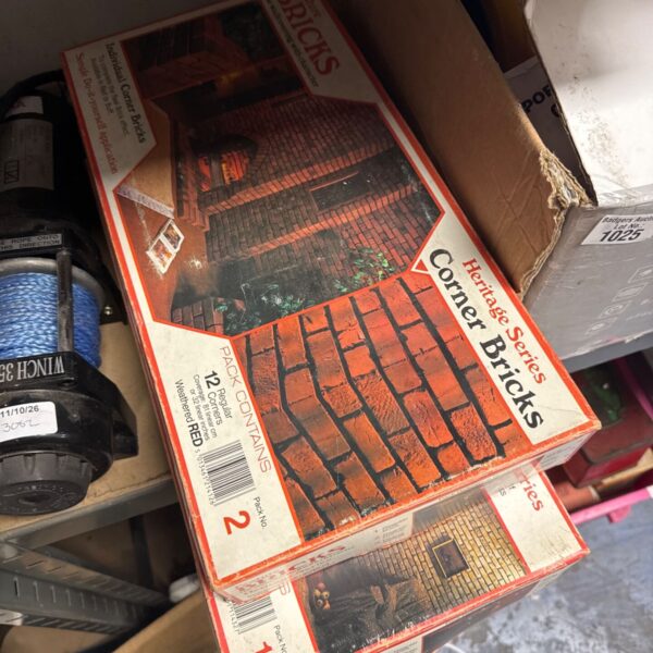Two boxes of heritage series corner bricks 12 regular corners & 30 bricks