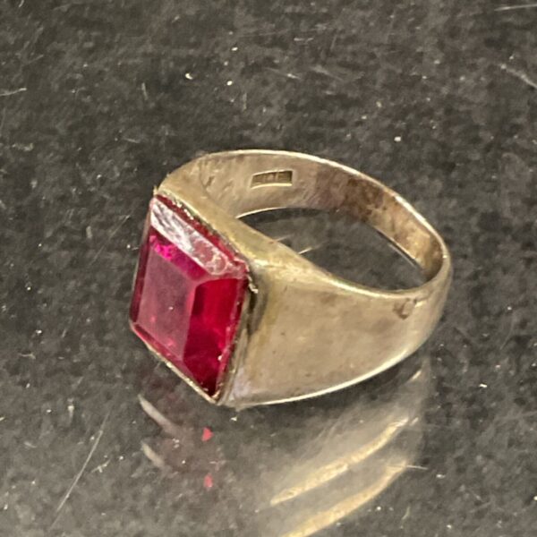 Hallmarked silver Mens signet ring set with square cut ruby colour stonr Ring Size R9.28g