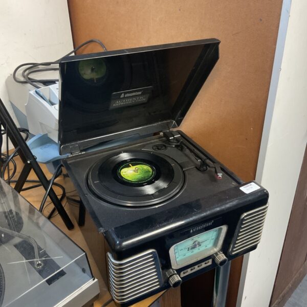 Steepletone Roxy 1 retro-style turntable and AM/FM radio music center