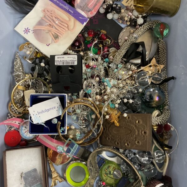 Tray of costume jewellery