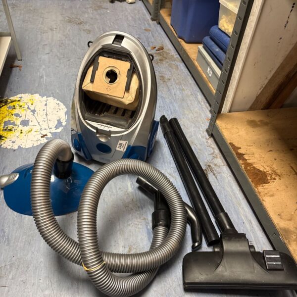 Dirt devil 1200w 4 stage filtration vacuum cleaner